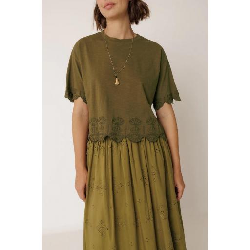 CAMISETA BOXY BORDADA 