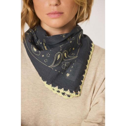 BANDANA CON REMATES CROCHET 