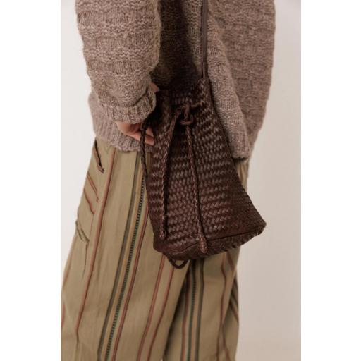 BOLSO BUCKET DE PIEL TRENZADA