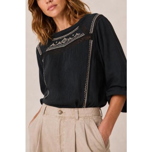 BLUSA COMBINADA BORDADO A CONTRASTE
