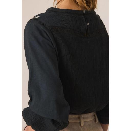 BLUSA COMBINADA BORDADO A CONTRASTE  [3]