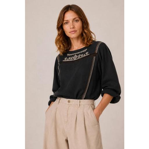 BLUSA COMBINADA BORDADO A CONTRASTE  [2]