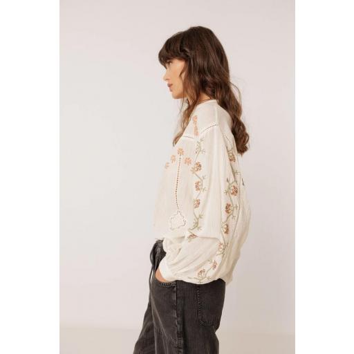 CAMISA BORDADA CON VOLUMEN  [2]