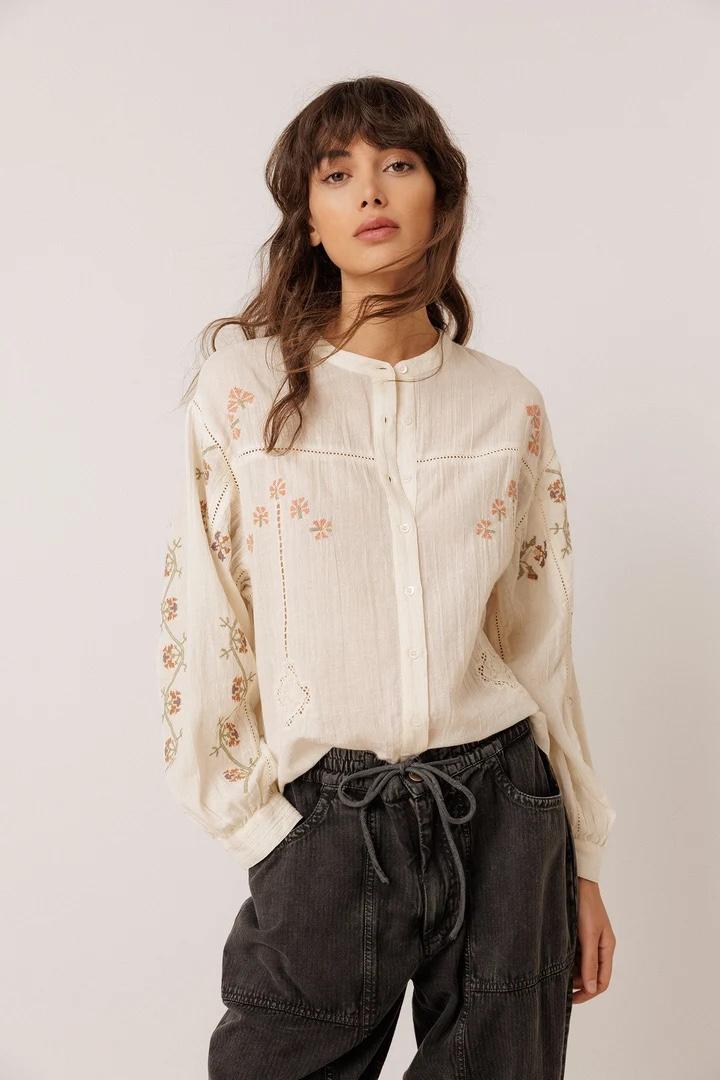 CAMISA BORDADA CON VOLUMEN