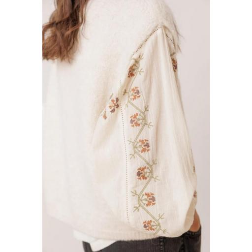CAMISA BORDADA CON VOLUMEN  [1]