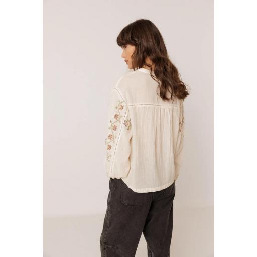 CAMISA BORDADA CON VOLUMEN  [3]