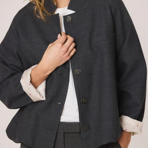 CHAQUETA BAJO ENGOMADO  [2]