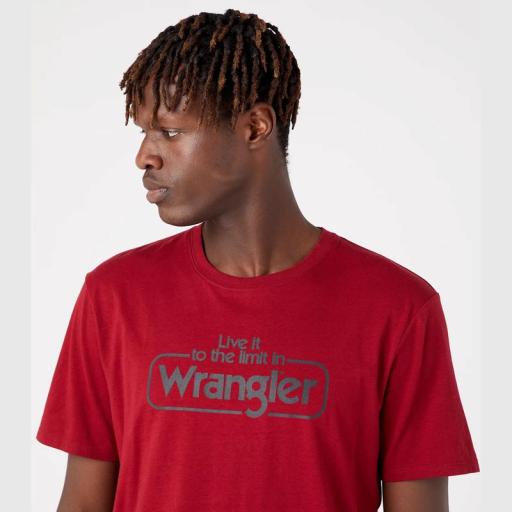 Wrangler Tee in Rhubarb Red Camiseta Hombre W70SD3XRO [1]