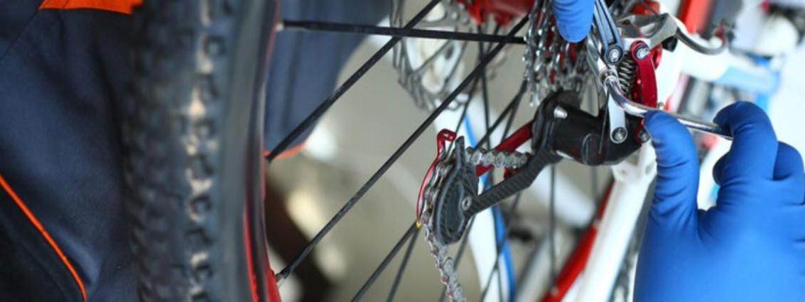 Limpiar y lubricar la cadena de la bicicleta.