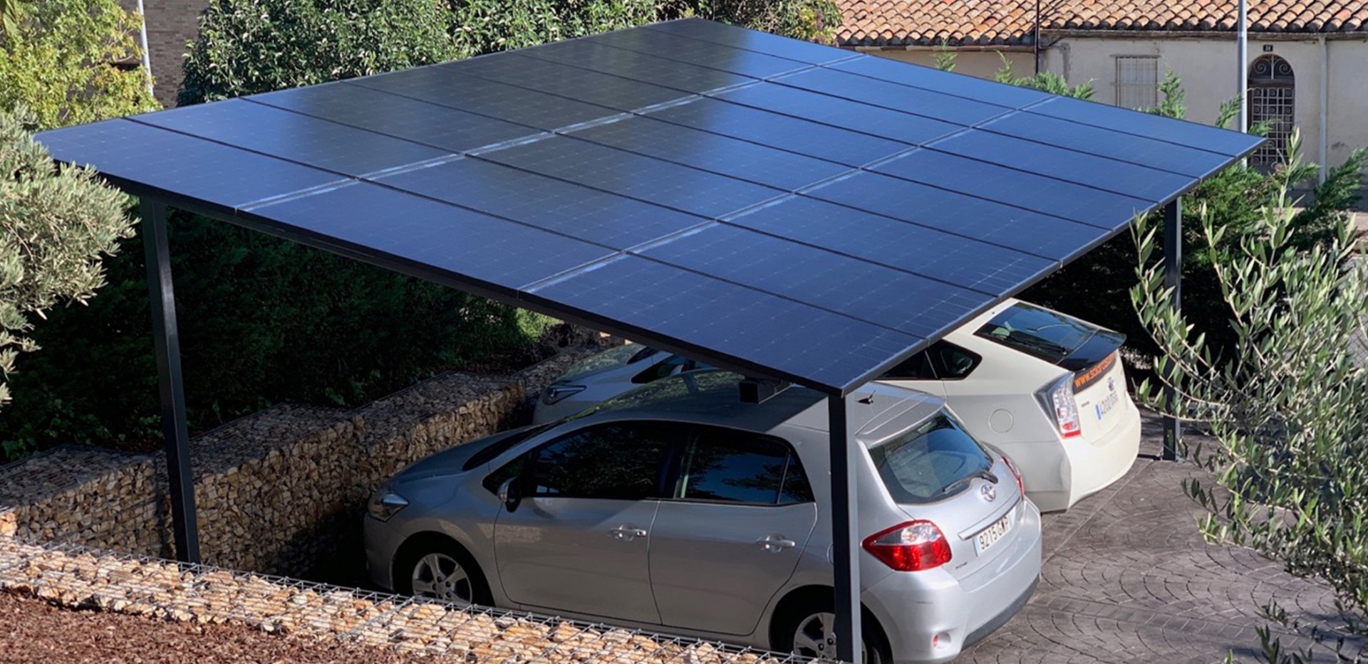 Parking con paneles solares bifaciales.