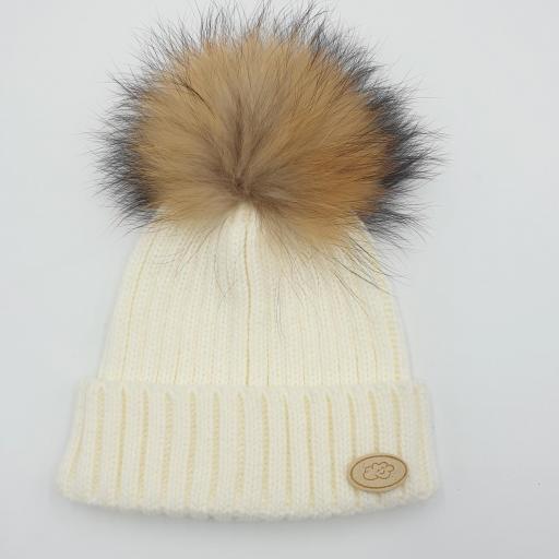 Gorro con pompón de pelo natural color marfil  Monnuage