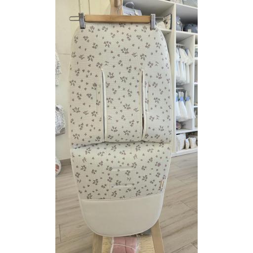 Colchoneta silla universal transpirable con pies de polipiel flores rosa D´peques