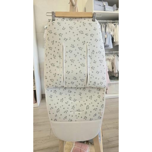 Colchoneta silla universal transpirable flores verde pies polipiel D´peques