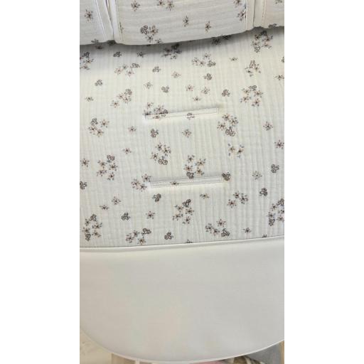 Colchoneta silla universal transpirable con pies de polipiel Flores camel D´peques [1]