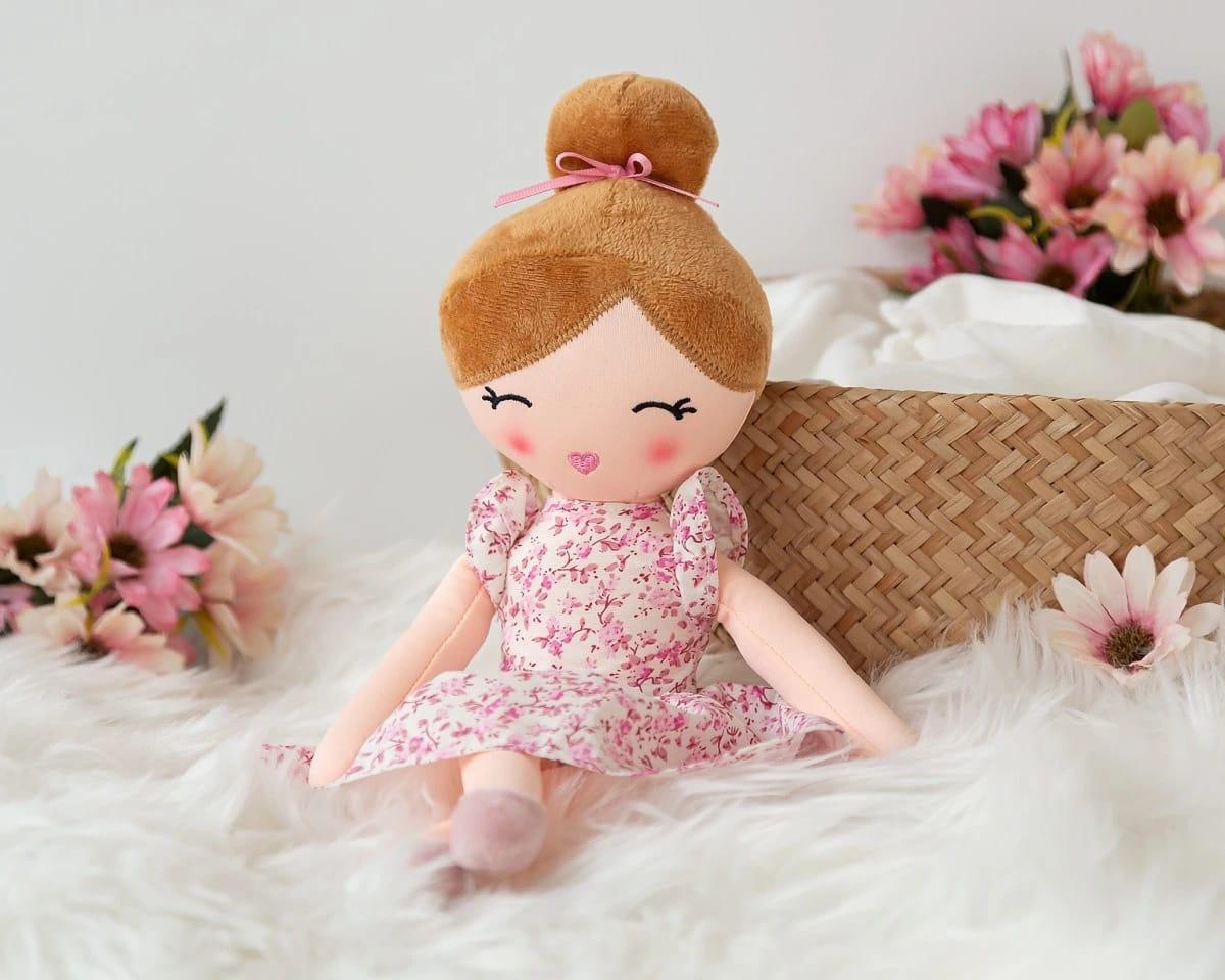 Muñeca de trapo castaña