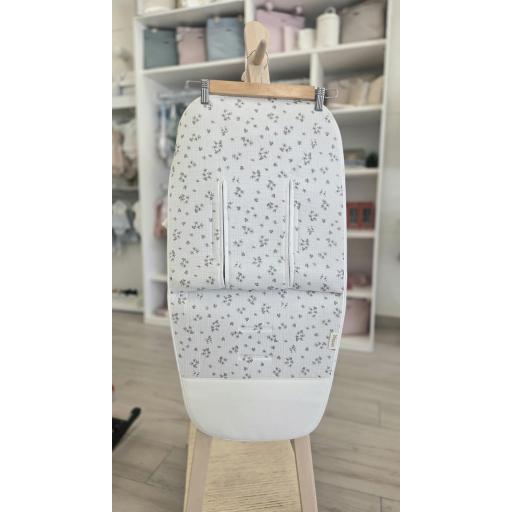 Colchoneta silla universal con pie polipiel flores camel D´Peques [0]