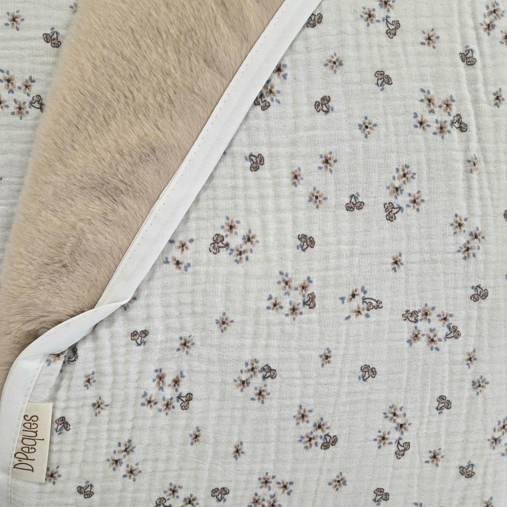 Manta arrullo Flores pelito camel