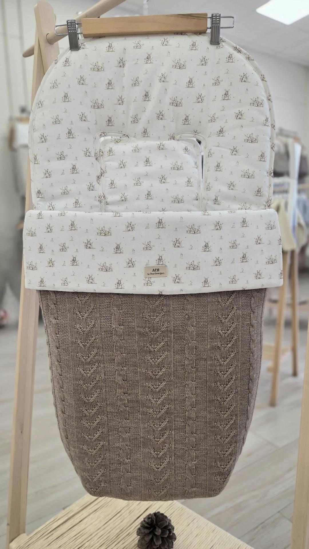 Saco silla universal conejitos marrón ACH