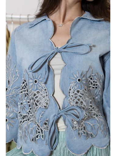 Chaqueta Denim Bordada y Troquelada. [1]