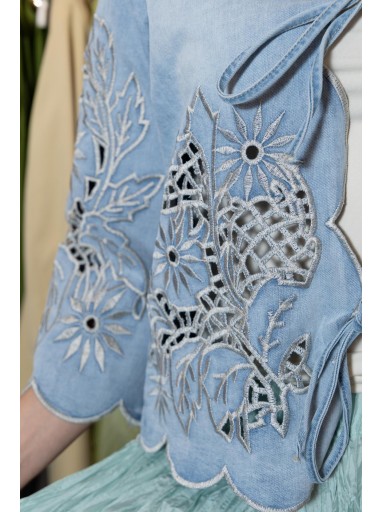 Chaqueta Denim Bordada y Troquelada. [2]