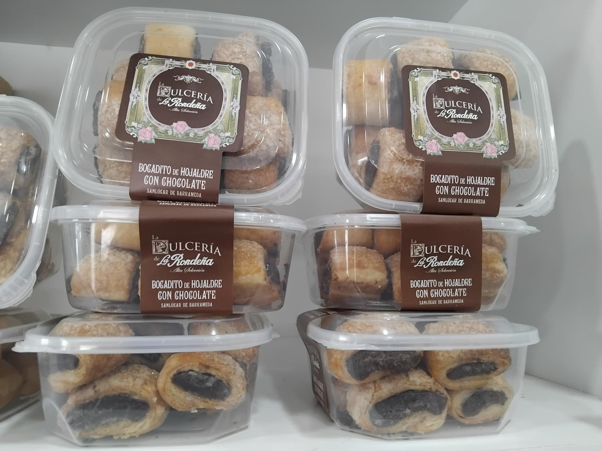 Bocaditos de hojaldre rellenos con chocolate. 175 gr