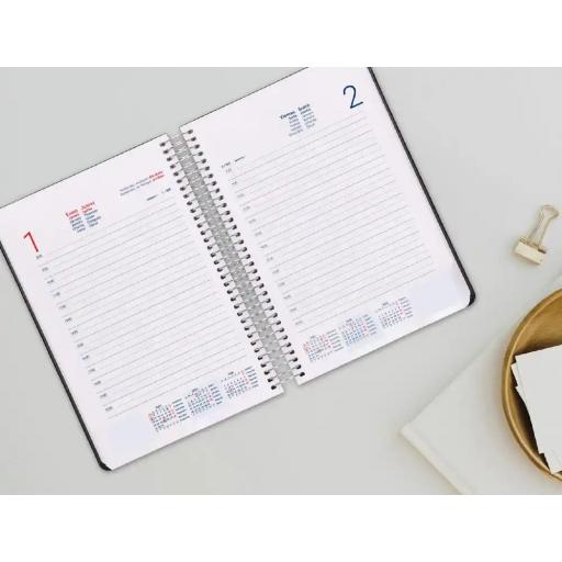 AGENDA AÑO SYROS NEGRO 2026 DÍA PAGINA A5 ESPIRAL [3]