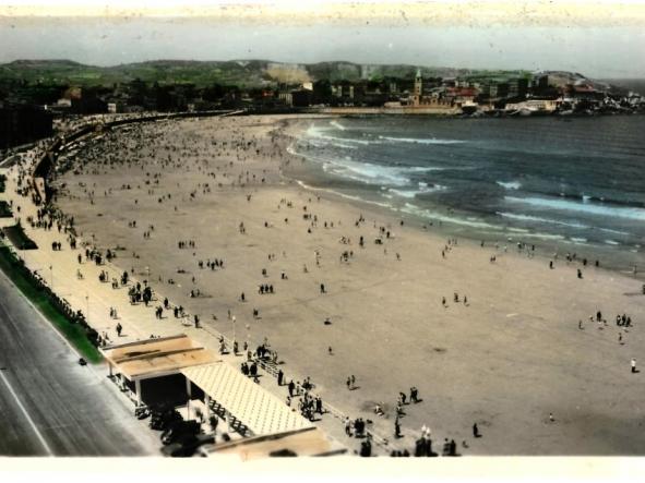 GIJON PASEO DE LA VICTORIA Y PLAYA. ED. ARRIBAS Nº 208. POSTAL EN ByN COLOREADA. SIN CIRCULAR