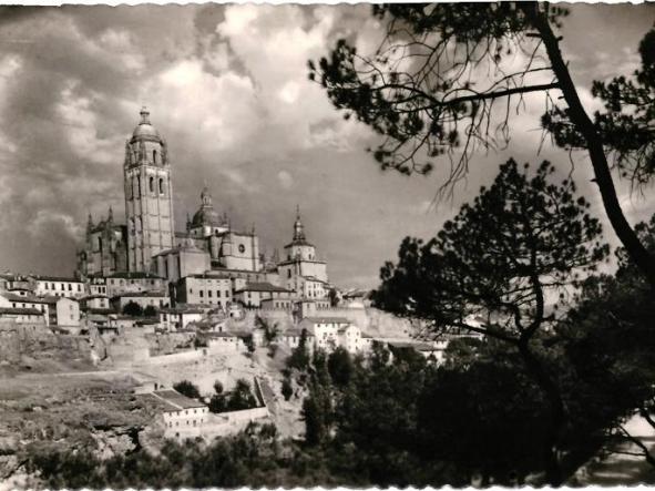 SEGOVIA - LA CATEDRAL, VISTA DESDE EL PINAR [0]