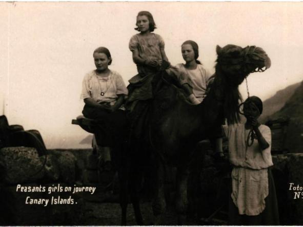Peasants girls on journey. Niñas campesinas de viaje (Baena num.39) - Canary Island