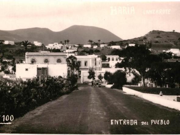 TARJETA POSTAL ENTRADA DEL PUEBLO HARIA -LANZAROTE-