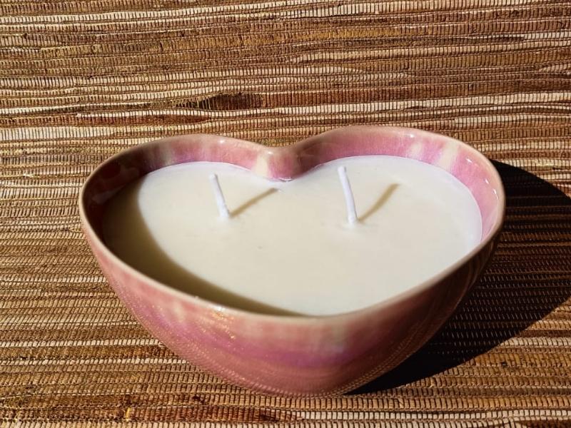Vela aromática en cuenco de cerámica con forma de corazón
