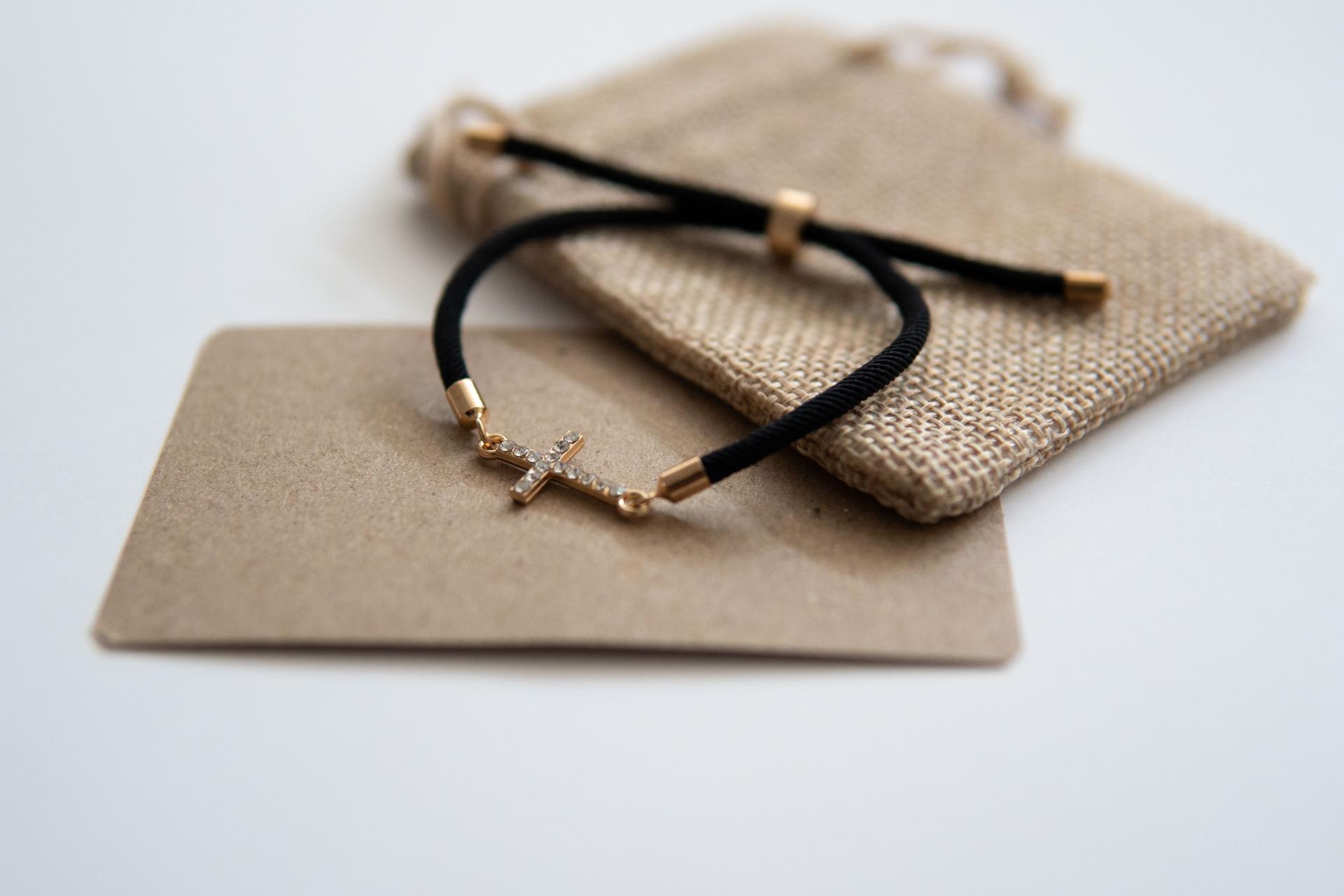 PULSERA AJUSTABLE CON CRUZ BRILLANTES  (Carmelitas , Barcelona)