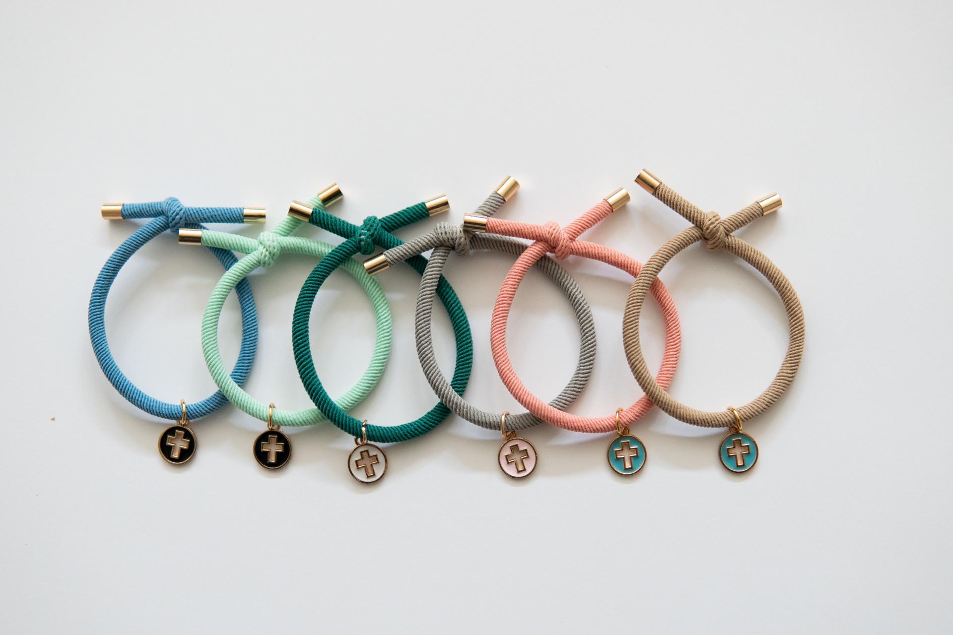 PULSERA ELÁSTICA DE CRUZ ESMALTADA  (Carmelitas , Barcelona)