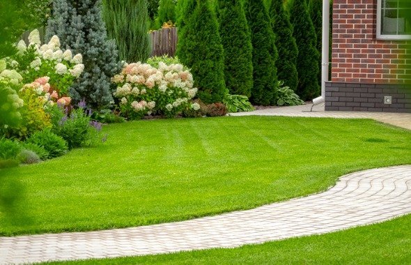 Espectacular jardín con un precioso que está cuidado por la empresa de jardinería Tecnihabitat