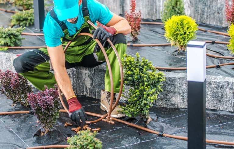 Un jardinero está arreglando la instalación de riego en un jardín particular de Pozuelo de Alarcón