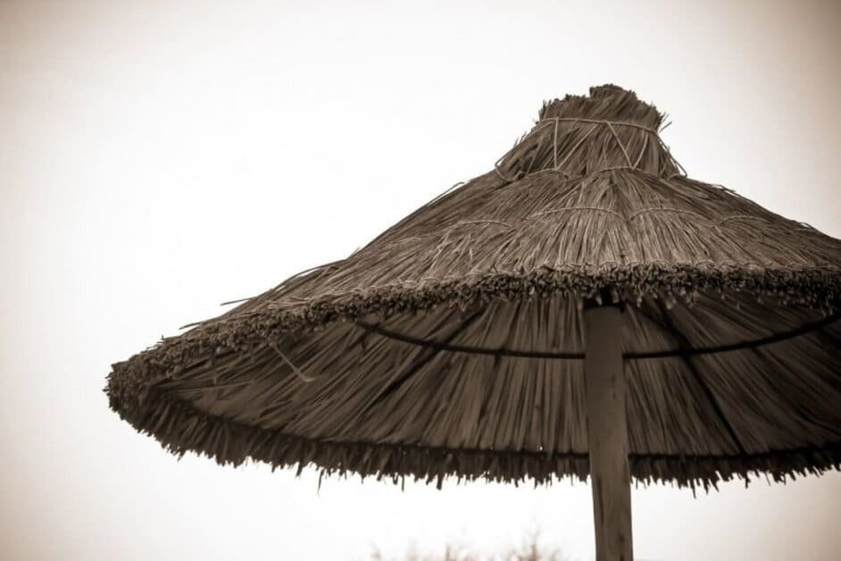 Montaje de una sombrilla de brezo en una piscina