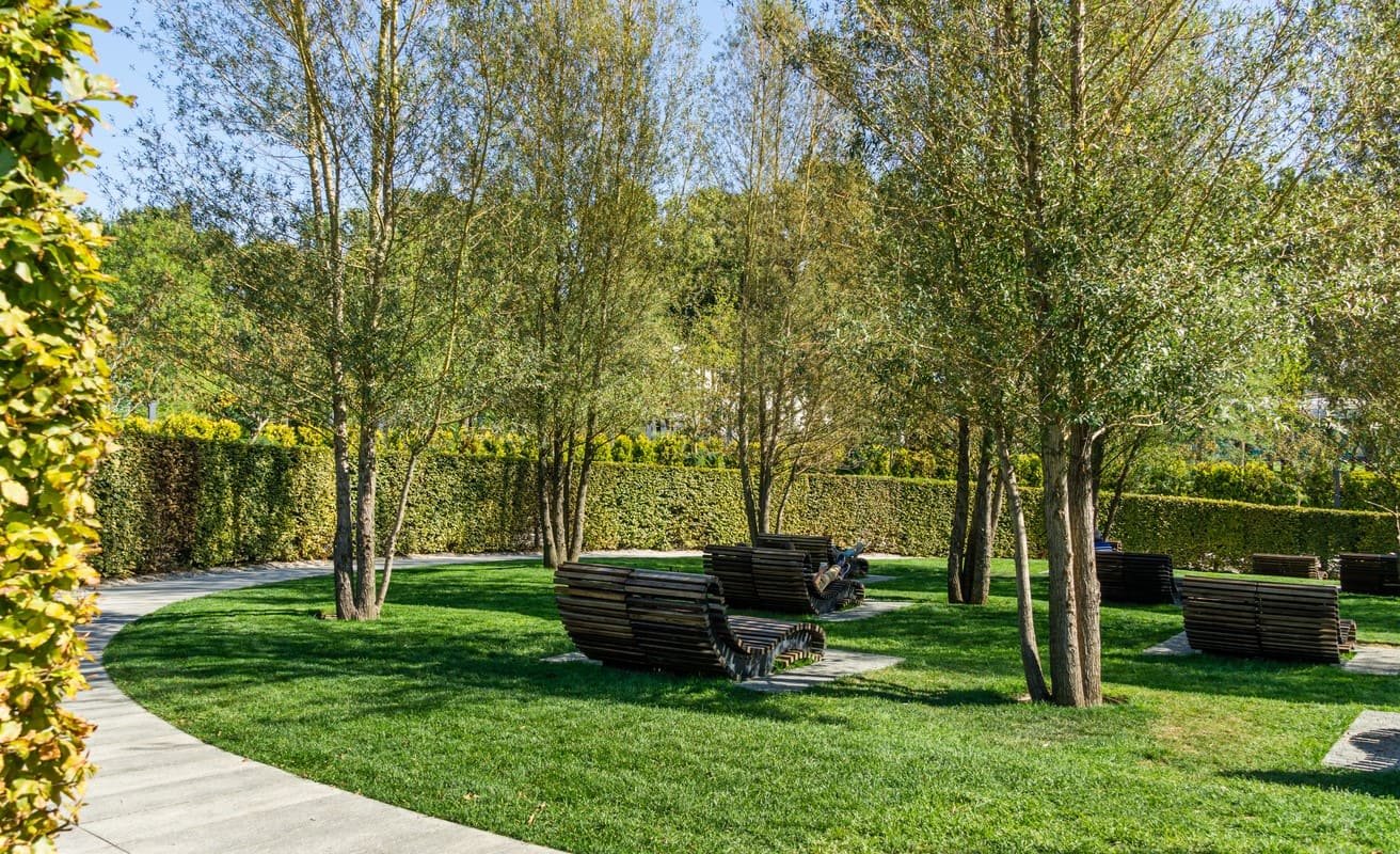 Arbolado autóctono integrado en un jardín de lujo de Las Rozas