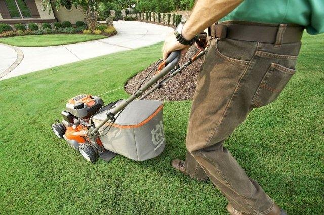 jardinero segando el cesped del jardin.jpg