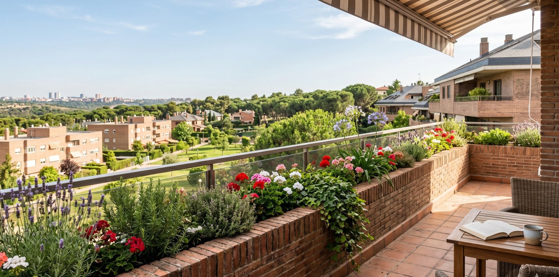 En esta imagen se aprecia como queda una jardinera de una terraza con un bonito diseño de plantas de bajo mantenimiento
