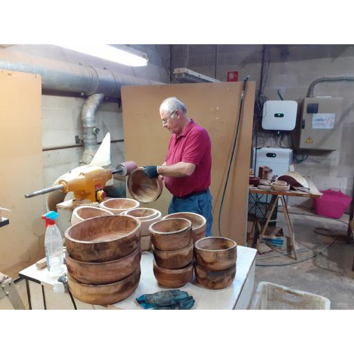 Ensaladera original de madera de olivo • Artesanal y exclusiva • Pieza única • Hecha a mano • Artesanía sostenible y nacional • Fabricada en España [5]