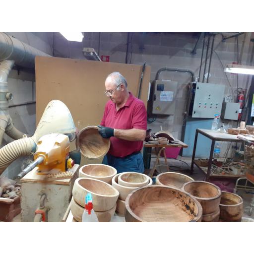 Cuenco natural de madera de olivo • Artesanal y elegante • Pieza única • Hecho a mano • Artesanía sostenible y nacional • Fabricado en España [5]