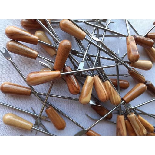 Pincho de acero con mango de madera de olivo • Pieza única • Hecho a mano • Artesanía sostenible • Fabricado en España [1]