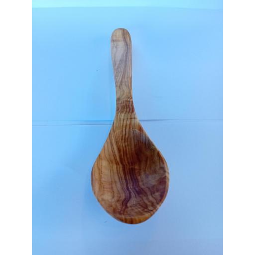 Cuchara comer unica  en madera olivo artesanal elegancia y duradera