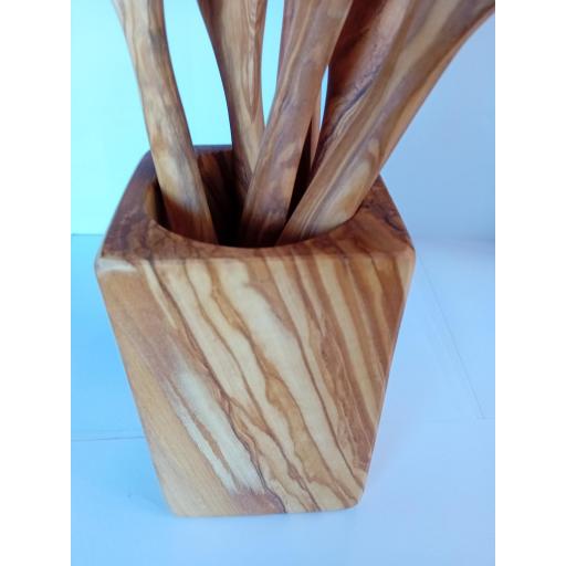 Bote para cubiertos de una pieza en madera olivo artesanal autenticidad y elegancia para la cocina