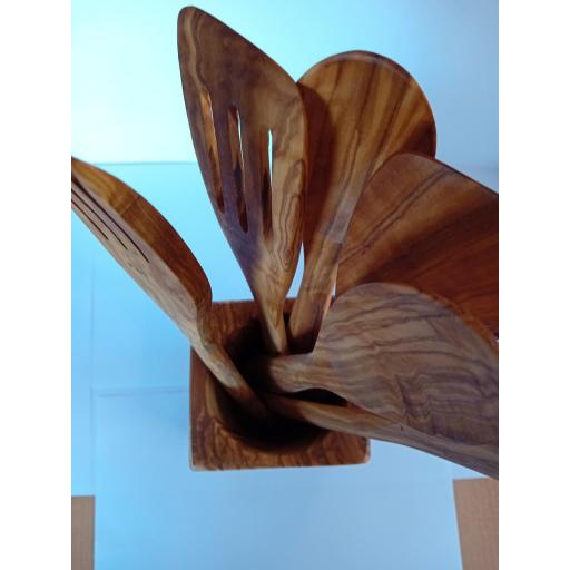 Bote para cubiertos de una pieza en madera olivo artesanal autenticidad y elegancia para la cocina [1]