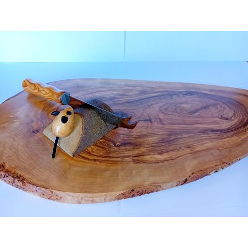 Tabla cortar/presentar con cuchillo en madera olivo artesanal autenticidad y elegancia para la mesa [1]