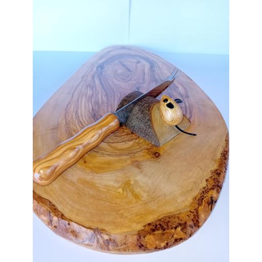 Tabla cortar/presentar con cuchillo en madera olivo artesanal autenticidad y elegancia para la mesa