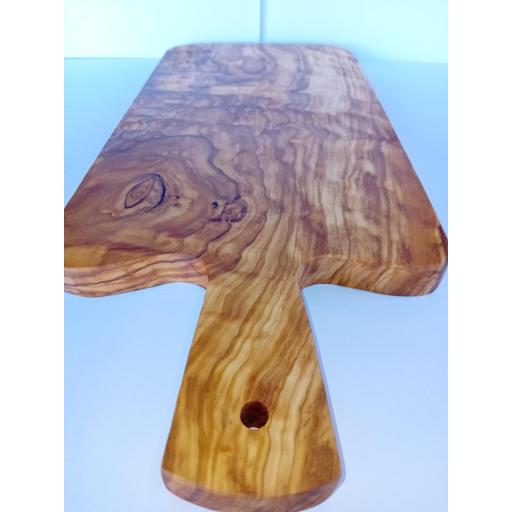 Tabla de Madera de Olivo Artesanal con Mango Grande – Antibacteriana, Ideal para Cortar Carnes, Verduras y Quesos, Hecha en España [2]