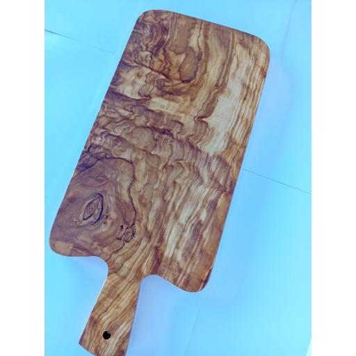Tabla de Madera de Olivo Artesanal con Mango Grande – Antibacteriana, Ideal para Cortar Carnes, Verduras y Quesos, Hecha en España [3]