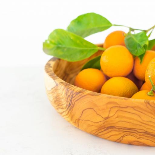Ensaladera artesanal de madera de olivo natural, medida 9 x 27 cm. Producto sostenible, duradero y ecológico, ideal para una cocina saludable y con estilo. Lávese a mano para conservar su belleza. [2]